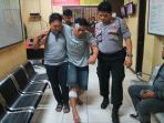salah-satu-pelaku-pecah-kaca-mobil-yang-berhasil-diamankan-polresta-samarinda-jumat-1722017_20170218_185024.jpg
