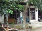 salah-satu-rumah-warga-desa-pakel-bareng-jombang-yang-dijual.jpg