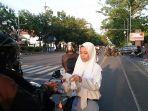 salah-satu-siswa-smk-sahid-surakarta-saat-membagikan-takjil-kepada-pengendara.jpg