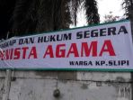 salah-satu-spanduk-yang-menyudutkan-ahok-di-jakarta-barat_20161201_170743.jpg