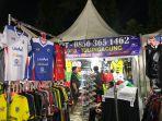 salah-satu-stand-yang-menjual-jersey-di-area-luar-gor-among-raga-sabtu-1832023.jpg