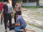 salah-satu-tahanan-diamankan-di-jalan-dahlia-senin-26112018.jpg