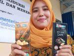 salah-seorang-pelaku-ikm-yang-mulai-melakukan-kegiatan-produksi-di-kabupaten-sigi.jpg