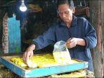 salah-seorang-pengrajin-tahu-yang-masih-bertahan-supardi-56-mengaku-usaha.jpg