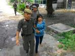 salah-seorang-wanita-yang-diamankan-petugas-saat-satpol-pp_20151109_133733.jpg