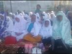 salat-gaib-para-keluarga-korban-km-sinar-bangun_20180703_115146.jpg