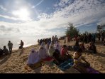 salat-gerhana-matahari-di-pantai_20160309_162721.jpg