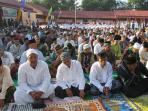 salat-id-di-kecamatan-menyuke-di-gelar-di-halaman-madrasah_20160706_112634.jpg