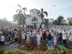 salat-idul-fitri-1445-h-di-depan-gereja-koinonia-jatinegara_20240410_091952.jpg