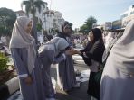 salat-idul-fitri-1445-h-di-depan-gereja-koinonia-jatinegara_20240410_093124.jpg