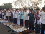 salat-idul-fitri-di-lapangan-saburai-bandar-lampung_20160706_111803.jpg