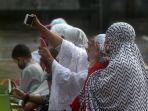 salat-idul-fitri-di-tengah-pandemi-covid-19-di-masjid-besar-al-i_20200525_092521.jpg
