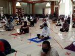 salat-jumat-di-masjid-agung-al-barkah-12.jpg