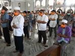 salat-jumat-di-masjid-al-akbar-pakai-masker-dan-dibatasi-jarak_20200321_084120.jpg
