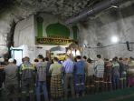 salat-tarawih-di-masjid-baabul-munawwar-masjid-yang-berada.jpg