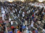salat-tarawih-pertama-di-masjid-pusdai-jabar_20220402_215112.jpg