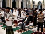 salat-tarawih-pertama-di-masjid-raya-makassar_20210413_011453.jpg