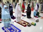 salat-tarawih-pertama-di-masjid-raya-makassar_20210413_011906.jpg