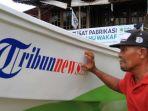 salikon-59-dan-ono-58-korban-tsunami-selat-sunda-di-pandeglang-menerima-wakaf-perahu.jpg