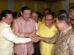 saling-berangkulan-di-silaturahmi-nasional-partai-golkar_20151102_223055.jpg