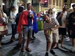 saling-ejek-pendukung-uruguay-dan-prancis-1_20180706_081622.jpg