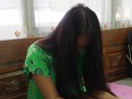 sambil-menangis-dan-rambut-panjang-hitam-terurai_20170810_192414.jpg