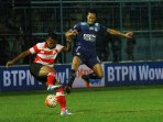 sambil-terbang-arif-suyono-rebut-bola-munhar_20160904_173547.jpg