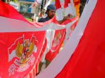 sambut-hut-ri-ke-74-marak-penjual-bendera-merah-putih_20190813_144851.jpg