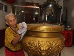 sambut-imlek-vihara-dharma-paramita-dibersihkan_20160201_150322.jpg