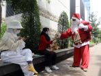 sambut-natal-santa-claus-bagikan-kopi-gratis_20201220_122957.jpg