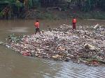 sampah-di-kali-bekasi.jpg