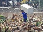 sampah-kulkas-di-sungai-ciliwung_20180206_133614.jpg