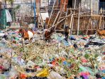 sampah-menggunung-di-tepi-rel-kereta-api-kemijen_20190902_164926.jpg