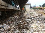 sampah-menumpuk-di-jembatan-kalibata_20160308_162523.jpg