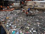 sampah-menumpuk-di-kali-kwitang_20151105_151255.jpg