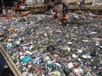 sampah-menumpuk-di-kali-kwitang_20151105_151456.jpg