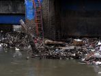 sampah-menumpuk-di-pintu-air-karet_20200113_081111.jpg