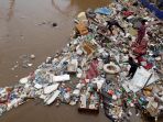 sampah-menumpuk-di-pintu-air-manggarai-pasca-banjir_20200103_234805.jpg