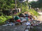 sampah-menumpuk-di-trotoar.jpg