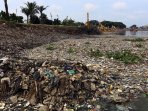 sampah-menumpuk-di-waduk-pluit_20150227_201513.jpg