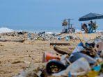 sampah-plastik-di-pinggir-pantai.jpg