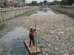 sampah-yang-menumpuk-di-kali-sentiong-kamis-812_20170118_100402.jpg