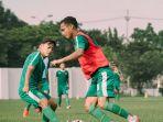 samsul-arif-berduel-dengan-oktafianus-fernando-dalam-latihan-bersama-persebaya-surabaya.jpg