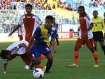 samsul-arif-berebut-bola-arema-cronus_20150215_222220.jpg