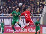 samsul-arif-pemain-persis-solo-berduel-udara-dengan-pemain-pss-sleman-bagus-nirwanto.jpg