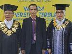 samuel-hutabarat-ayah-dari-brigadir-j-wisuda.jpg