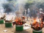 sandal-berlafal-allah-dibakar_20160725_142714.jpg