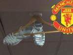 sandal-yang-membuat-geger-ruang-ganti-manchester-united_20161019_150543.jpg