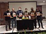 sandec-sahetapy-ketiga-dari-diri-beserta-pengasuh-rubrik-majalah-newsbeat.jpg