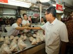sandi-saat-bersalaman-dengan-pedagang-di-fresh-market-pik-minggu-1932017_20170319_152004.jpg